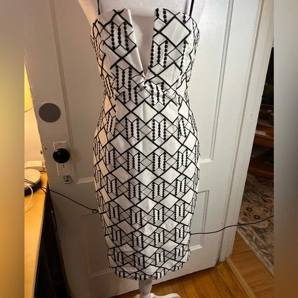 Elegant Geometric Backless Dress - Picture 1 of 5